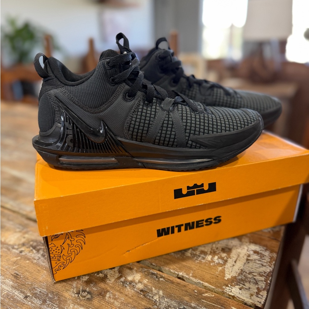 LeBron Witness 5 Men's Athletic Shoes - Black
